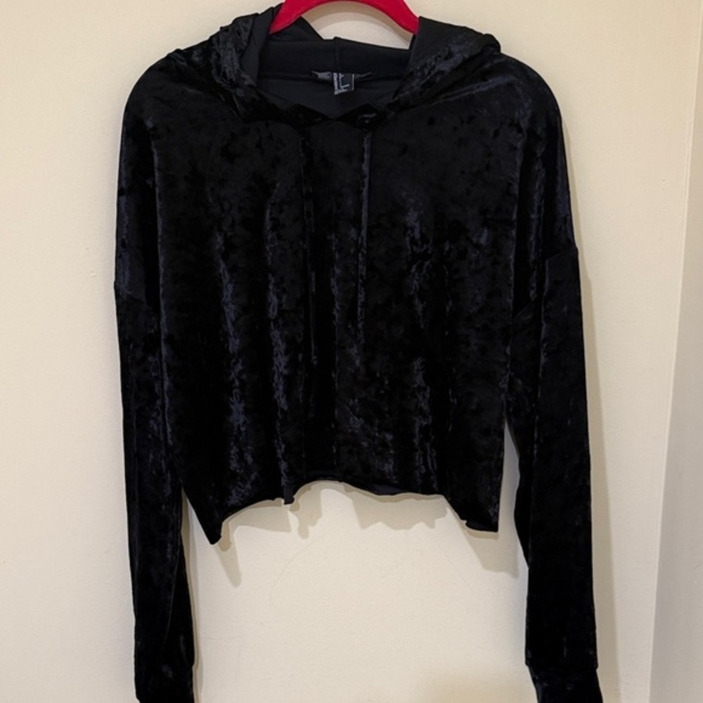 Forever 21 Black Velvet Cropped Hoodie | Size L ( Fits M-L) NWOT